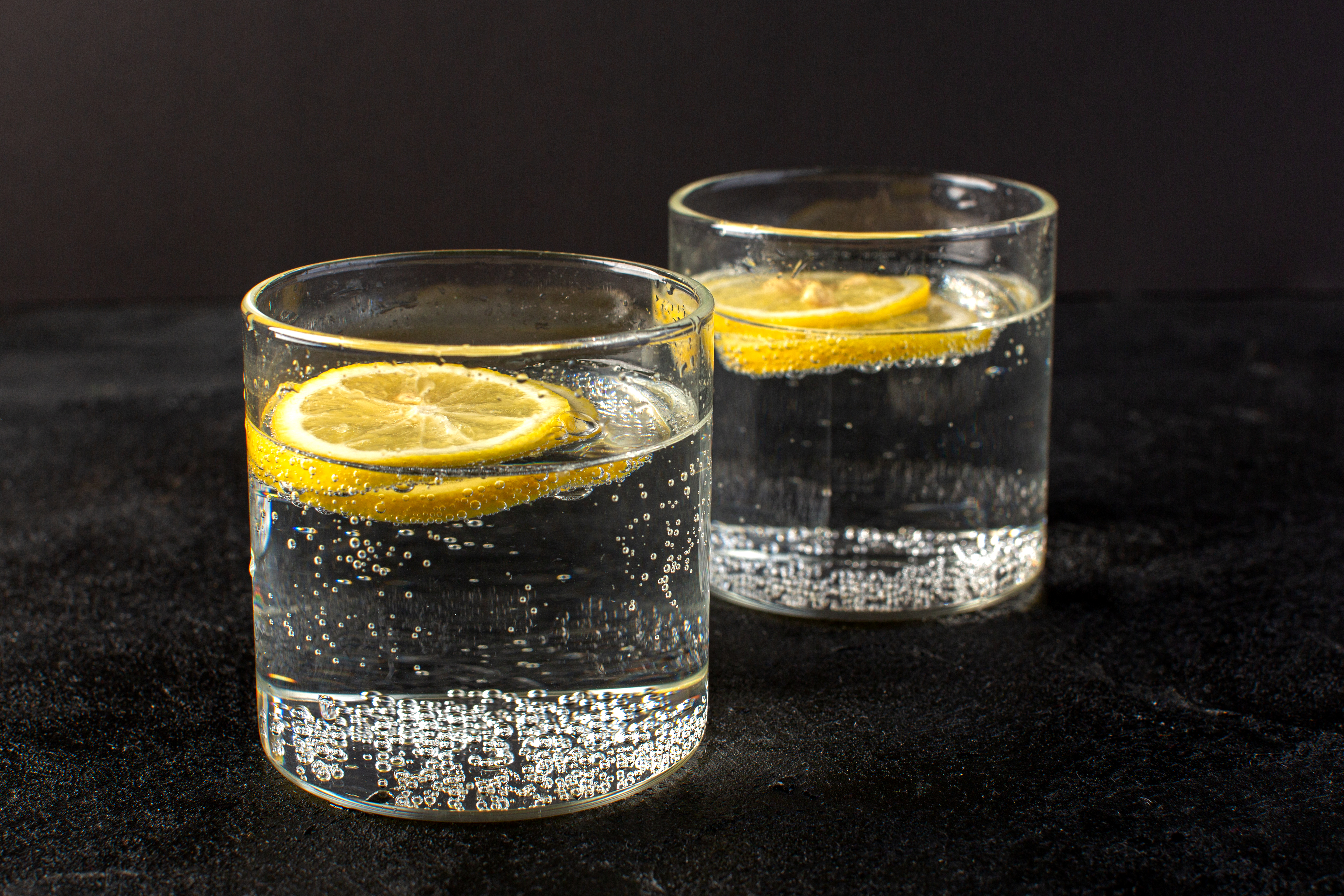 Clear vodka soda with lime garnish